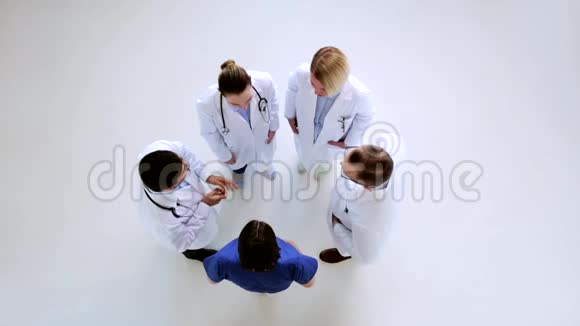 一群医生在医院谈话视频的预览图