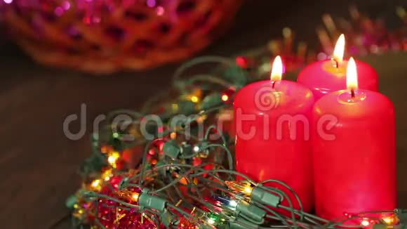 三支燃烧的圣诞蜡烛视频的预览图