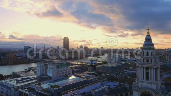 伦敦晚上鸟瞰图视频的预览图