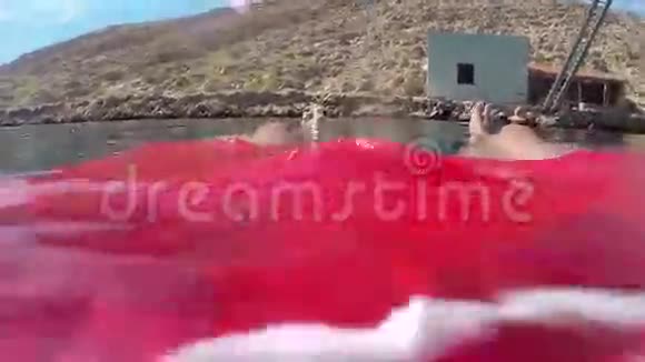 穿着红色泳装在海里游泳视频的预览图
