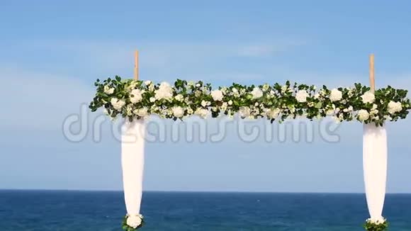 在沙滩上举行婚礼的拱门视频的预览图