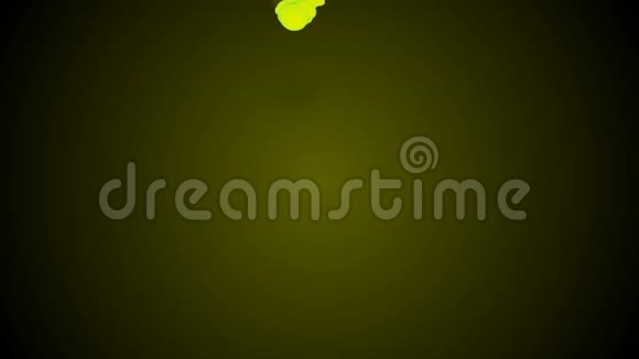 在深绿色背景下黄绿色墨水流动的D3动画在缓慢运动中注入水使用油墨背景视频的预览图