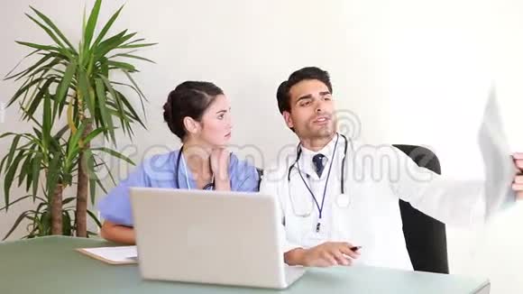 医生在看X光片视频的预览图