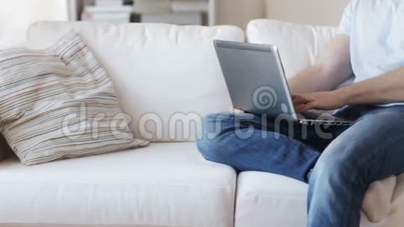 在家里用笔记本电脑打字的男人视频的预览图