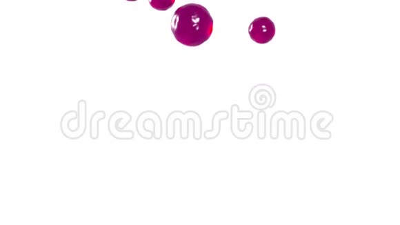 紫色水滴落在白色表面缓慢运动果汁视频的预览图