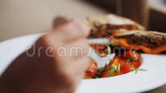 餐厅提供美味的凉菜汤视频的预览图