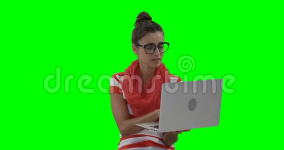 一个使用笔记本电脑的美女视频的预览图