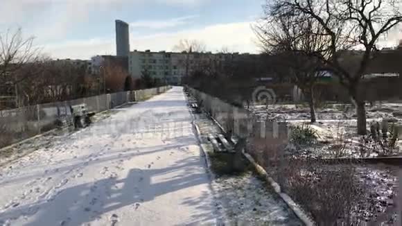 在下雪的冬天里分配视频的预览图
