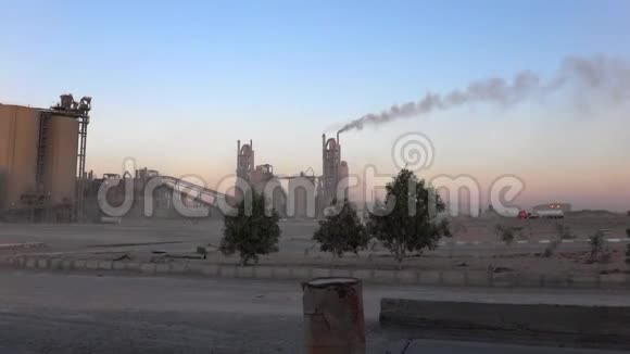中东的水泥厂视频的预览图