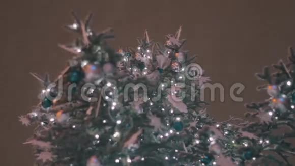 圣诞树和雪视频的预览图