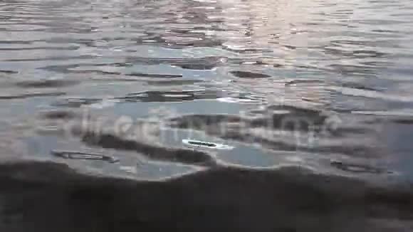 日落时河水自然背景视频的预览图