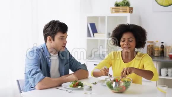 快乐夫妻在家吃蔬菜沙拉视频的预览图