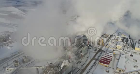 冬季煤气加工厂的鸟瞰图视频的预览图