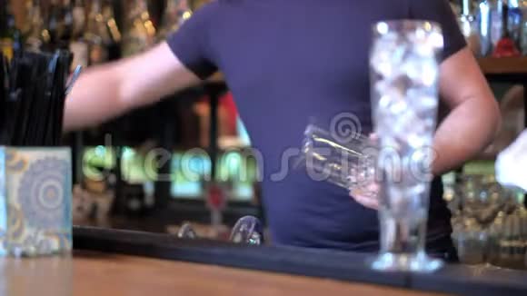 专家酒吧老板在酒吧做鸡尾酒视频的预览图