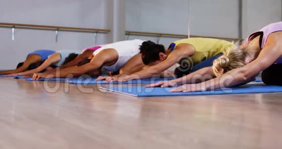 一群人在做瑜伽视频的预览图