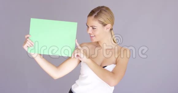 一个漂亮的年轻姑娘带着空白的牌子视频的预览图