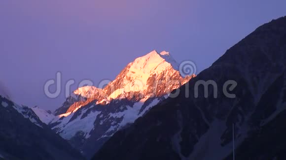 新西兰日落全景的雪山峰和山脊视频的预览图