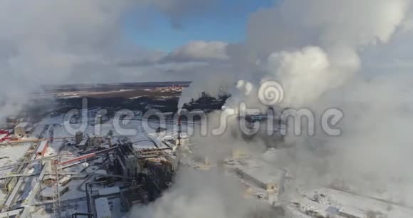 冬季煤气加工厂的鸟瞰图视频的预览图