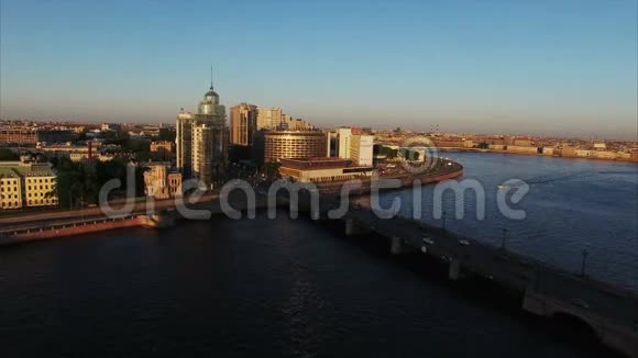 城市堤岸的航拍视频的预览图