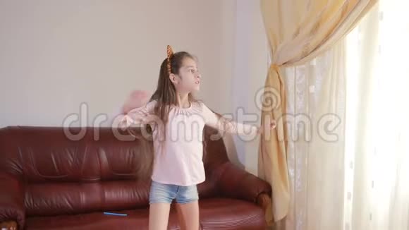 小可爱的女孩在家里跳舞和胡闹视频的预览图
