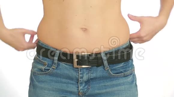 女人胖肚子超重和减肥的概念女孩拉肚子视频的预览图