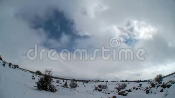 时间在雪山上乌云密布视频的预览图