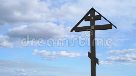 浮云背景下的东正教十字架视频的预览图