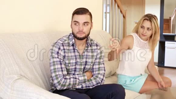 愤怒的年轻配偶在家里争吵不休视频的预览图