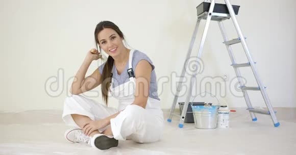 漂亮的年轻女人在装修她的房子视频的预览图