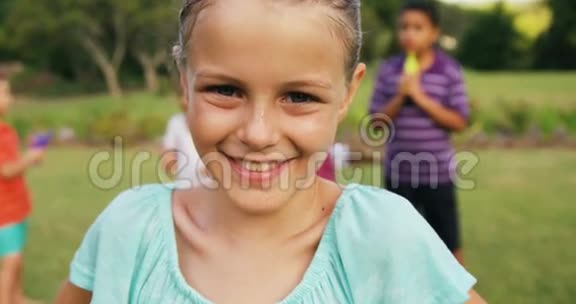 女孩在花园里微笑的肖像视频的预览图