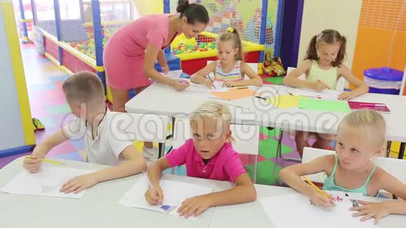 快乐的孩子坐在学校的班级里视频的预览图
