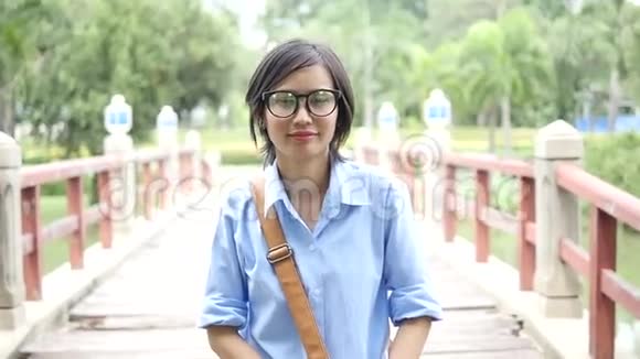 在公园里散步的女人肖像视频的预览图