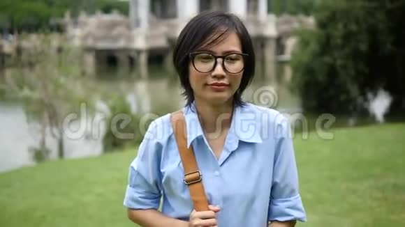 在公园里散步的女人肖像视频的预览图