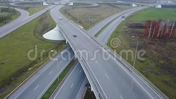 高速公路与汽车交界处的空中射击视频的预览图