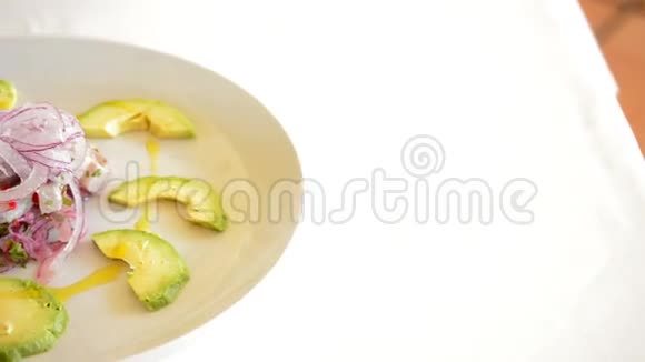 鳄梨切菜食谱视频的预览图