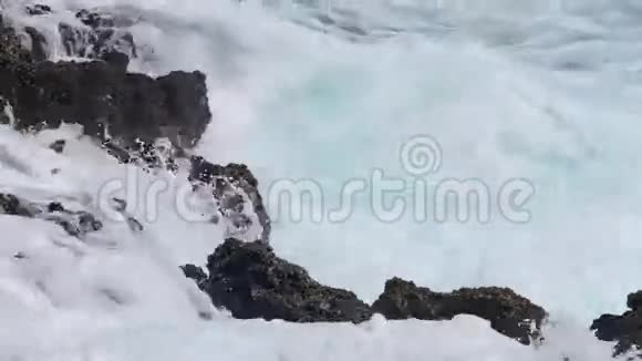 海浪溅落在礁石上视频的预览图
