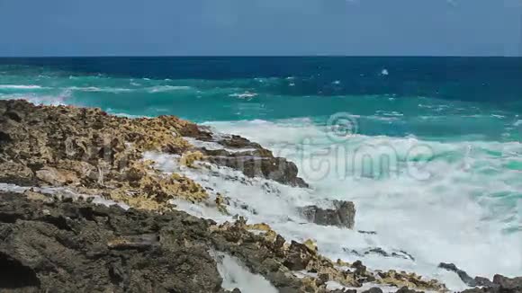 海浪溅落在礁石上视频的预览图
