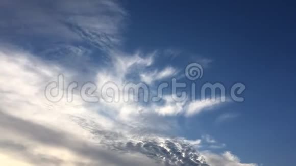 美丽的蓝天有云的背景天空有云天气自然云蓝蓝天有云有太阳视频的预览图