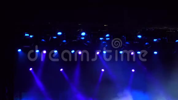 蓝色舞台灯光音乐会灯光表演视频的预览图