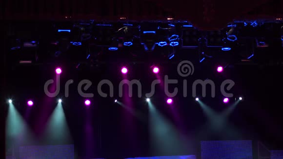 音乐会上五颜六色的舞台灯光视频的预览图