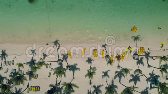 鸟瞰多米尼加共和国热带岛屿海滩蓬塔卡纳视频的预览图