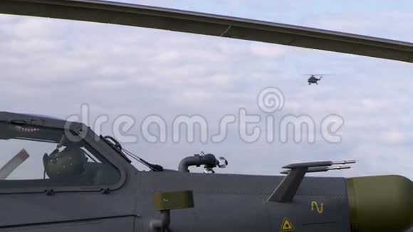 直升机在空中飞行的景象视频的预览图