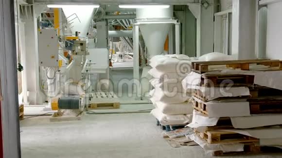 面粉厂仓库里有面粉的袋子面粉库存磨坊仓库视频的预览图