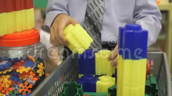 一个不知名的男孩玩建筑工具包的手视频的预览图