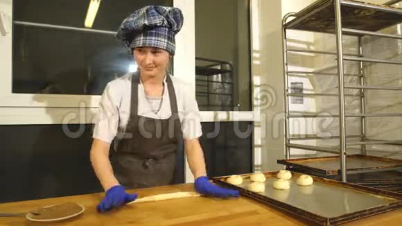 做肉桂卷的面包师视频的预览图