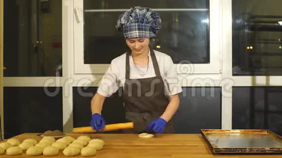 做肉桂卷的面包师视频的预览图