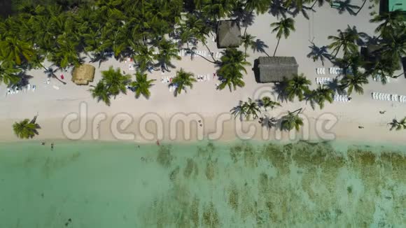 高空俯瞰多米尼加共和国热带岛屿海滩蓬塔卡纳视频的预览图
