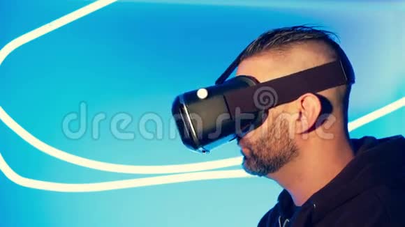 虚拟现实护目镜视频的预览图