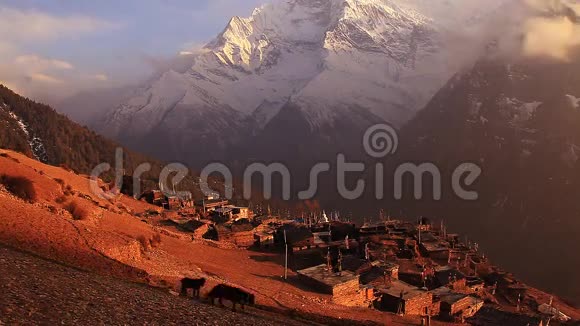喜马拉雅山在日落时分视频的预览图