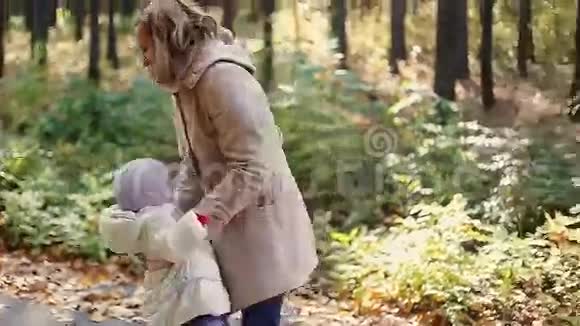 妈妈和孩子在公园里散步视频的预览图